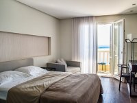 U Lici niče turistički raj s bajkovitim kućicama na jezeru i drveću