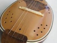 Drvo pretvara u instrument, titraje žice u tamburašku glazbu