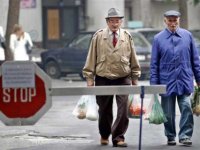 Vlada nagradila foteljaše, a kaznila radnike