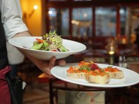 Hrvati na Valentinovo troše sve više, najpopularniji dar - odlazak u restoran