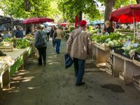 Novo normalno na tržnici: manje gužve, kupci i prodavači pridržavaju se mjera